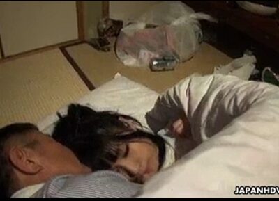 พ่อตาหื่นเรียกลูกสะไภ้มาxxxในห้องกลางดึกตอนลูกชายหลับสนิท