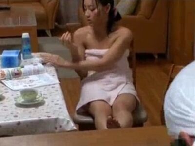 เจ้าของบ้านสาวสวยไม่มีผัวนุ่งผ้าขนหนูอ่อยช่างซ่อมปะปา