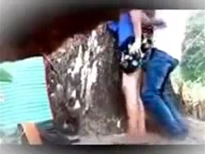 หนุ่มแอบซ่อนกล้องตอนพาแฟนสาวชาวลาวมาซั่มในป่าข้างต้นไม้