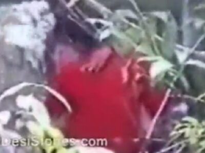 นักท่องเที่ยวพาสาวมาเสียวอยู่ในเขาน้ำตกจับเธออยู่ท่าหมาแล้วยัดหีอย่างเด็ดเลยกระพแทกมันจนน้ำแตก