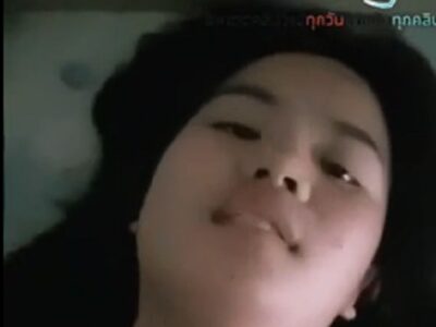 สาวอวบนมใหญ่ใส่ผ้าถุงนอนแหกหีรอควยมาเย็ดนั่งอมควยแล้วเอามือเขี่ยหีตัวเองให้น้ำแฉะ
