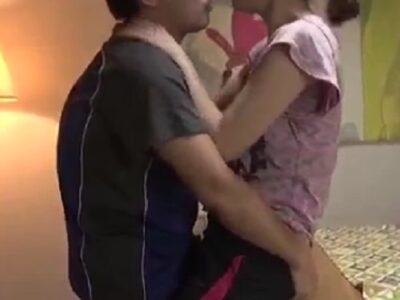 น้ำนองเต็มถนนคืนติดฝนกับนายหญิง เมื่อมีเหตุติดฝนรถติดหล่มระหว่างทางเธอจึงได้อยู่กับลูกน้องสองต่อสอง