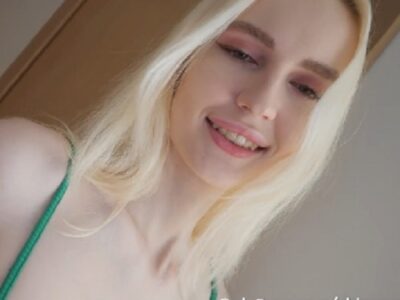 สาวสวยผมทองขาวเนียนหีไร้ขนอยากโดนน้ำแตกในหี แอบดึงถุงยางออกเด้าสด